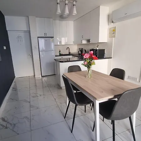 Stylish W/ Sea View + Pool + 200mbit Appartamento Larnaca