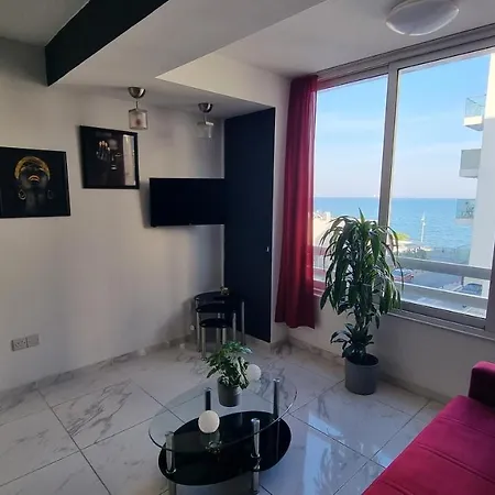 Stylish W/ Sea View + Pool + 200mbit