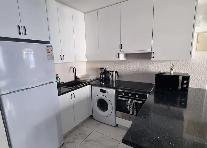 Appartamento Stylish W/ Sea View + Pool + 200mbit Larnaca