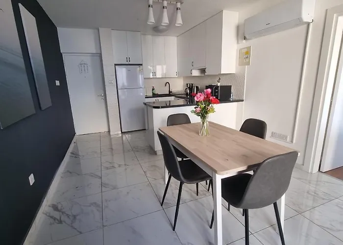 Stylish W/ Sea View + Pool + 200mbit Appartamento Larnaca