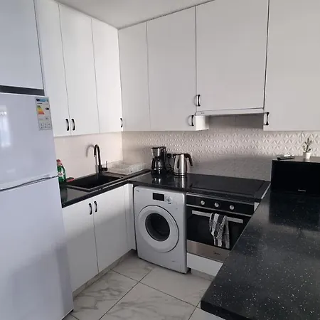 Lägenhet Stylish W/ Sea View + Pool + 200mbit Larnaca